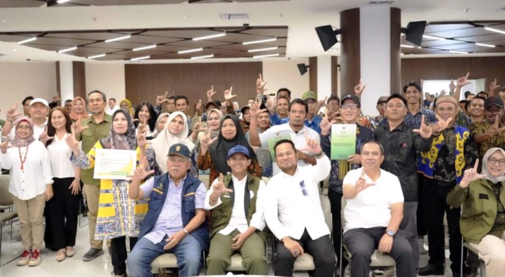 Gubernur Kaltim Rudy Mas'ud, bersama Menteri Kehutanan Raja Juli, dan Kepala Otorita Ibu Kota Nusantara (IKN) saat penyerahan surat keputusan (SK) legalitas perhutanan sosial kepada empat Kelompok Tani Hutan (KTH) di Kabupaten Kutai Timur / Ist