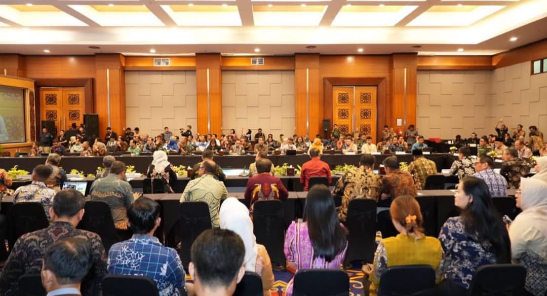 Gubernur Kaltim Rudy Mas'ud saat membuka High Level Meeting (HLM) Tim Pengendalian Inflasi Daerah (TPID) dan Tim Percepatan dan Perluasan Digitalisasi Daerah (TP2DD) di Kantor Perwakilan Bank Indonesia Kaltim, Samarinda, Jumat (6/3/2026).