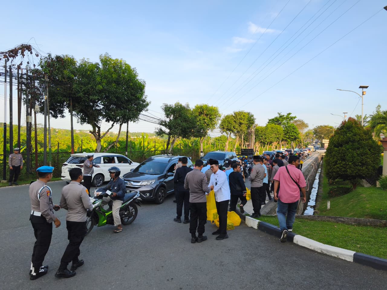 Kapolda Kaltim Endar Priantoro Pimpin Bagi-bagi Takjil di Balikpapan (foto : Polda Kaltim)