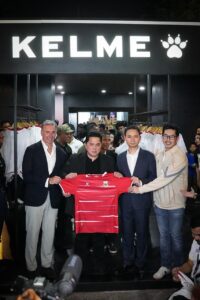 Ketua Umum PSSI, Erick Thohir, memperlihatkan jersey baru Timnas Indonesia (foto : PSSI)