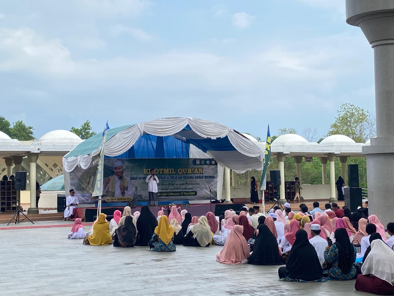 Ratusan santri dari berbagai lembaga pendidikan Al-Qur’an di Kota Balikpapan mengikuti kegiatan khotmil Qur’an yang diselenggarakan Badan Koordinasi Pemuda dan Remaja Masjid se-Kota Balikpapan (BKPAKSI) di Islamic Center Balikpapan, Minggu (15/3/2026).