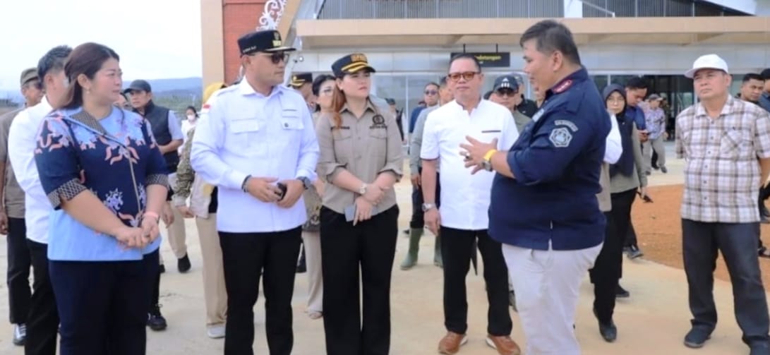 Wakil Gubernur Kalimantan Timur, Seno Aji, meninjau langsung progres pembangunan Bandara Ujoh Bilang di Kabupaten Mahakam Ulu, Kalimantan Timur.