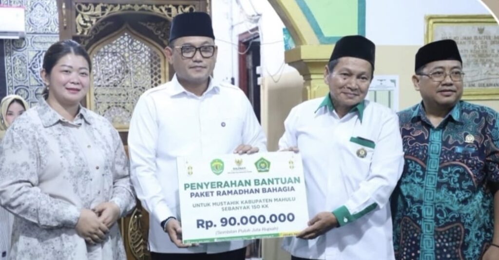 Wakil Gubernur Kaltim, Seno Aji, menyerahkan serangkaian bantuan hibah (foto : Pemprov)