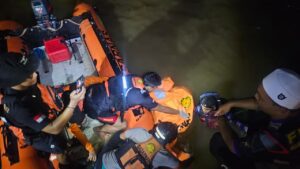 Jasad anak usia 11 tahun yang tenggelam di Sungai Mahakam Samarinda dievakuasi (foto : SAR)