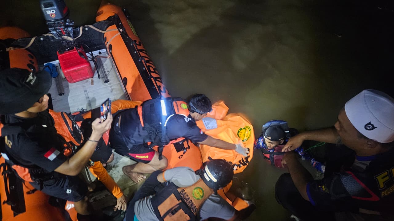 Jasad anak usia 11 tahun yang tenggelam di Sungai Mahakam Samarinda dievakuasi (foto : SAR)