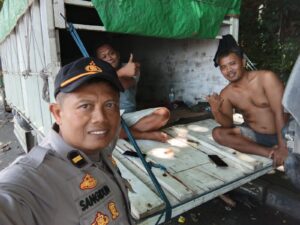 Polresta Balikpapan meningkatkan kegiatan preventif dengan memberikan imbauan keamanan dan ketertiban masyarakat (kamtibmas) kepada para sopir truk antar pulau di Pelabuhan Semayang, Balikpapan (foto : Polresta Balikpapan(