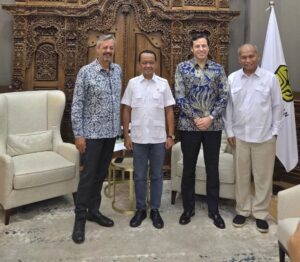 Menteri ESDM Bahlil Lahadalia, Kepala SKK Migas Djoko Siswanto, dan Petinggi Eni (foto : Eni)
