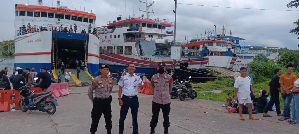 Penyeberangan Feri Kariangau Balikpapan - Penajam (foto : Inibalikpapan/Samsul)