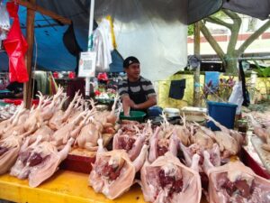 Pedagang ayam potong di Pasar Pandansari Balikpapan (foto : Inibalikpapan/Samsul)
