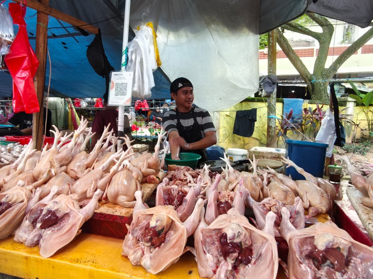 Pedagang ayam potong di Pasar Pandansari Balikpapan (foto : Inibalikpapan/Samsul)