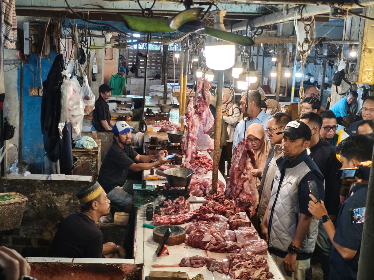 Pedagang daging sapi di Pasar Pandansari Balikpapan (foto : Inibalikpapan/Samsul)