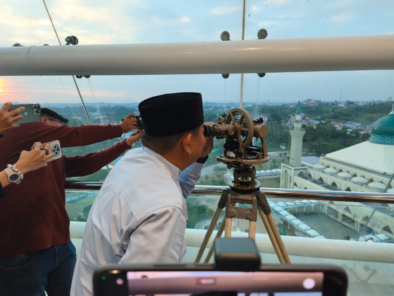Pemerintah Kota Balikpapan menggelar kegiatan pengamatan rukyatul hilal untuk penetapan 1 Syawal 1447 Hijriah di Masjid Madinatul Iman, Kamis (19/3/2026) (foto : inibalikpapan/Samsul)