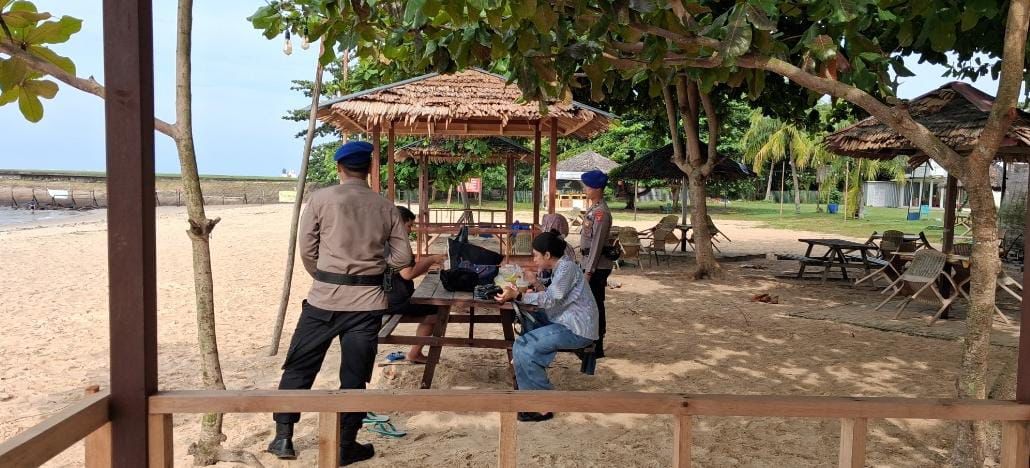 Satuan Tugas Bantuan Operasi (Satgas Banops) Operasi Ketupat Mahakam 2026 melaksanakan patroli sekaligus memberikan imbauan kepada masyarakat di kawasan Pantai Kilang, Balikpapan, Minggu (22/3/2026).