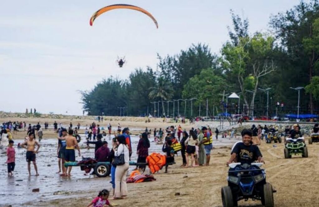 Pantai Manggar Balikpapan "Meledak" di H+1 Lebaran, Pengunjung Tembus 5 Ribu Orang dalam Sehari