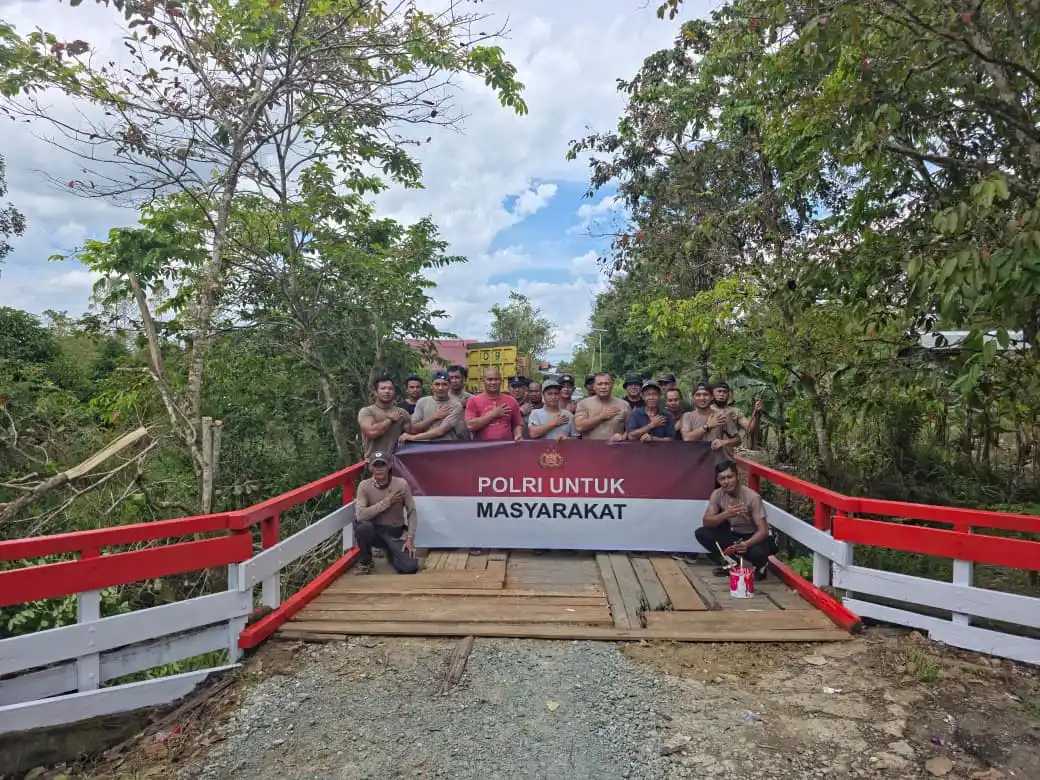 Polsek Melak bersama warga sekitar melakukan kegiatan perbaikan jembatan yang mengalami kerusakan di Jalan Raden Botoh RT 006, Kelurahan Melak Ilir, Kecamatan Melak, pada Minggu (22/03/26)