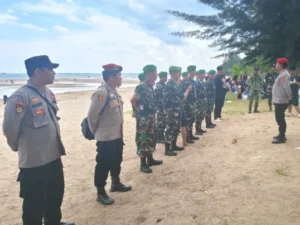 Jajaran Polsek Bengalon menggelar pengamanan serta patroli intensif di Pantai Sekerat, Desa Sekerat, Bengalon, Kutai Timur (Kutim), Minggu (22/03/26). (foto : Polda)