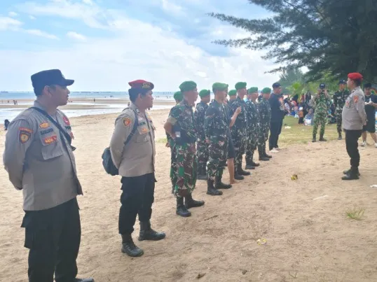 Jajaran Polsek Bengalon menggelar pengamanan serta patroli intensif di Pantai Sekerat, Desa Sekerat, Bengalon, Kutai Timur (Kutim), Minggu (22/03/26). (foto : Polda)