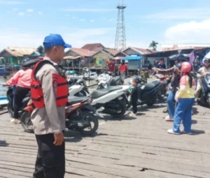 Satuan Polisi Perairan dan Udara Polres Penajam Paser Utara (PPU) terus meningkatkan kegiatan patroli dan pengawasan di sejumlah titik penyeberangan laut, khususnya di Pelabuhan Kelotok dan Speedboat Penajam, Minggu (22/03/26). (foto : Polda)
