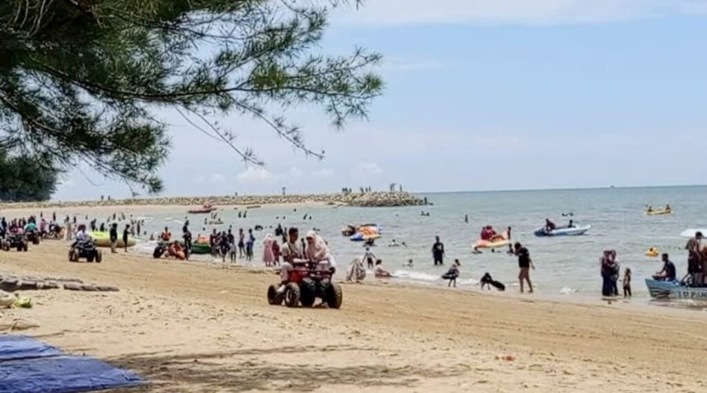 Pengunjung Pantai Manggar Balikpapan membludak pada Senin 23 Maret 2026 (foto : Inibalikpapan/Samsul)