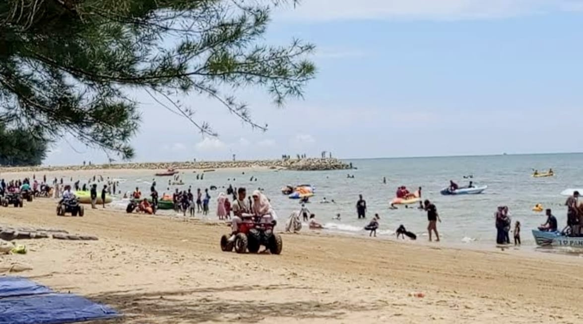 Pengunjung Pantai Manggar Balikpapan membludak pada Senin 23 Maret 2026 (foto : Inibalikpapan/Samsul)