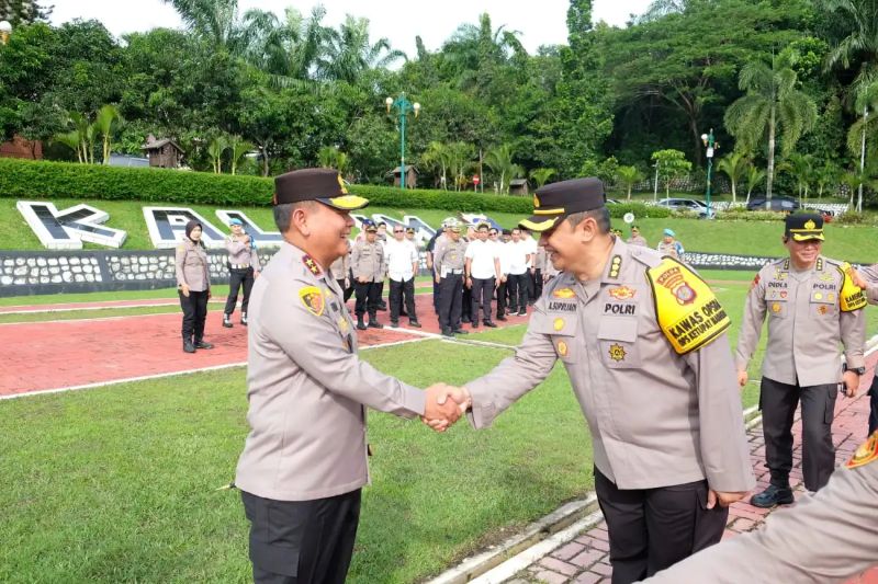 Kapolda Kaltim, Irjen Pol Endar Priantoro, memimpin langsung apel pagi yang dirangkai dengan kegiatan halal bihalal bersama Pejabat Utama (PJU) dan seluruh personel