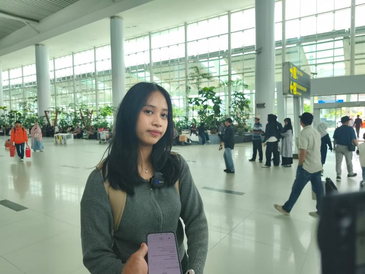 Salah satu penumpang tujuan Surabaya, Damara Alifka Fadani (foto : Inibalikpapan/Samsul)