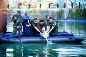 Pangdam VI Mulawarman, Mayjen TNI Krido Pramono, memimpin langsung aksi pelepasan ribuan benih ikan dan belut di Waduk Telagasari, Balikpapan Kota, Jumat (27/3/2026) (foto : Kodam VI Mulawarman)