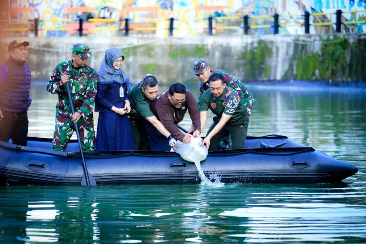 Pangdam VI Mulawarman, Mayjen TNI Krido Pramono, memimpin langsung aksi pelepasan ribuan benih ikan dan belut di Waduk Telagasari, Balikpapan Kota, Jumat (27/3/2026) (foto : Kodam VI Mulawarman)