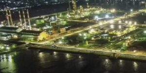 Kilang Balikpapan pada malam hari dengan cahaya lampu (foto : Inibalikpapan/samsul)