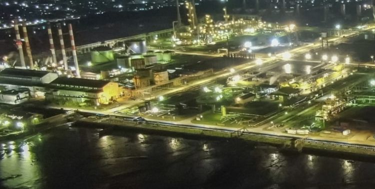 Kilang Balikpapan pada malam hari dengan cahaya lampu (foto : Inibalikpapan/samsul)