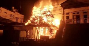 Kebakaran hebat melanda kawasan permukiman di Jalan DR. Sutomo No. 21, Karang Rejo, Kecamatan Balikpapan Tengah (foto : Inibalikpapan/Samsul)