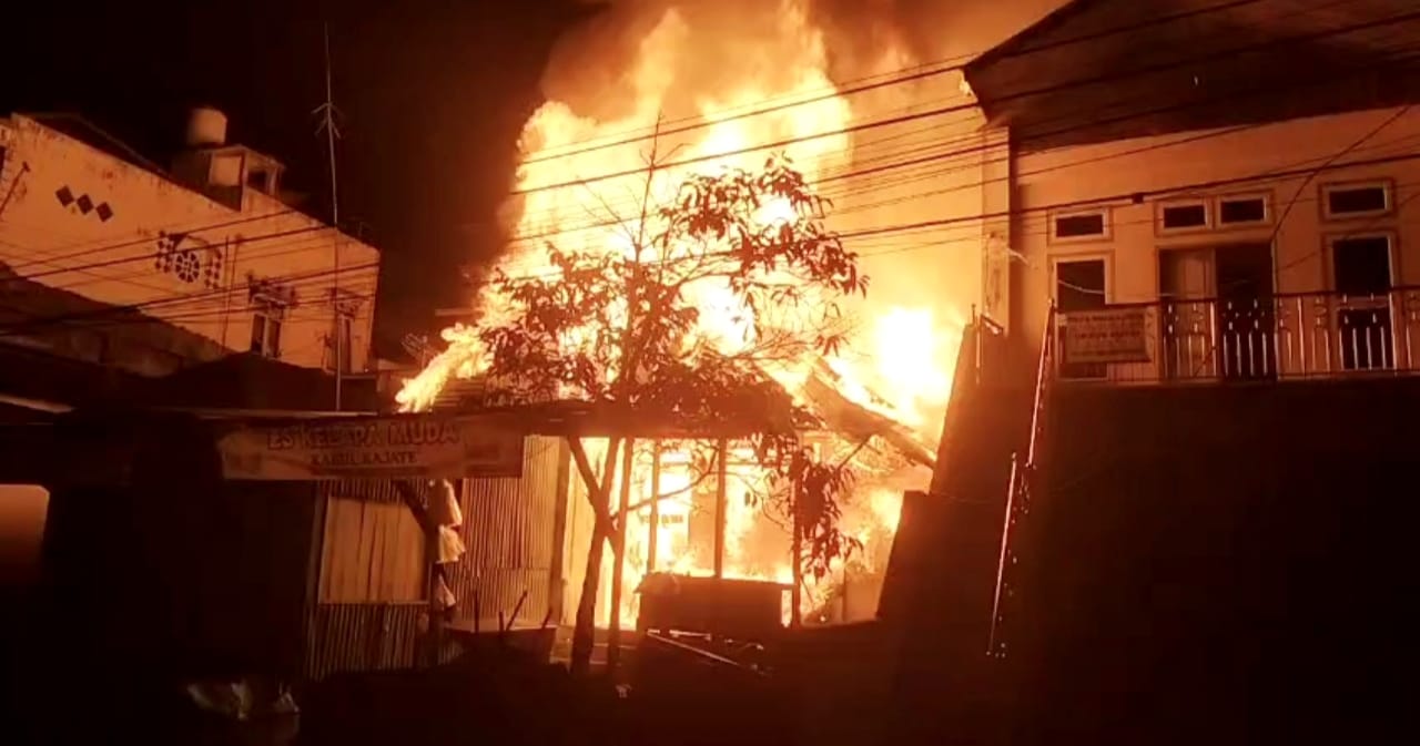 Kebakaran hebat melanda kawasan permukiman di Jalan DR. Sutomo No. 21, Karang Rejo, Kecamatan Balikpapan Tengah (foto : Inibalikpapan/Samsul)