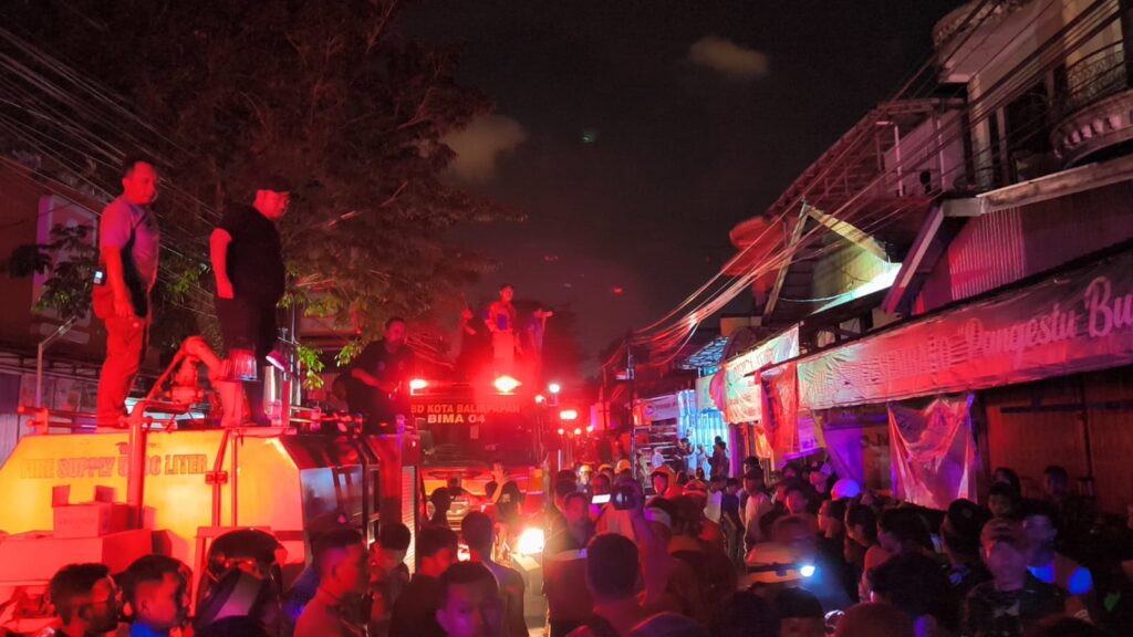 Api menghanguskan permukiman di Jalan Tersegoro, Kelurahan Karang Rejo, Balikpapan Tengah, pada Minggu (30/3/2026) sore sekitar pukul 17.00 WITA. (foto : Inialikpapan/Samsul)