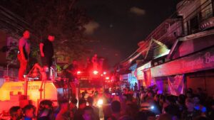 Api menghanguskan permukiman di Jalan Tersegoro, Kelurahan Karang Rejo, Balikpapan Tengah, pada Minggu (30/3/2026) sore sekitar pukul 17.00 WITA. (foto : Inialikpapan/Samsul)