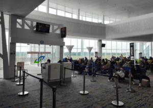 Penumpang di ruang tunggu Bandara SAMS Sepinggan Balikpapan. (foto : inibalikpapan)