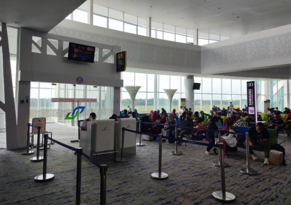 Penumpang di ruang tunggu Bandara SAMS Sepinggan Balikpapan. (foto : inibalikpapan)