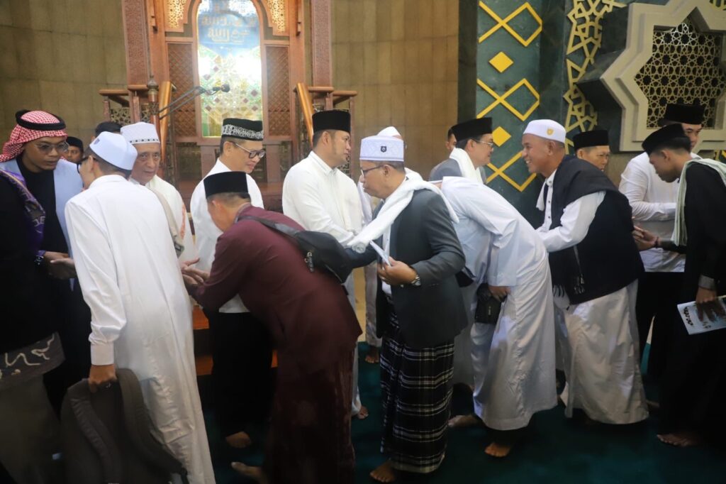 Gubernur Kalimantan Timur, H. Rudy Mas'ud (Harum), melaksanakan Salat Idulfitri 1447 Hijriah bersama ratusan masyarakat di Masjid Baitul Muttaqien Islamic Center, Samarinda, pada Sabtu (21/3/2026)