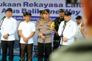Pemerintah aat memberlakukan one way nasional di Gerbang Tol Kalikangkung, Semarang, Jawa Tengah, Selasa (24/3). (foto : Kemenhub)