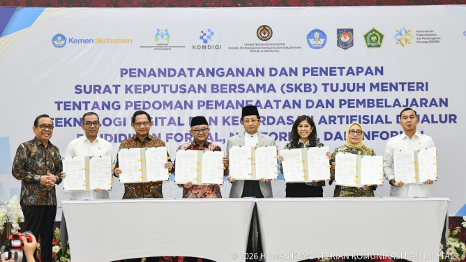Para menteri menunjukkan dokumen Surat Keputusan Bersama Tujuh Menteri tentang Pedoman Pemanfaatan dan Pembelajaran Teknologi Digital dan Kecerdasan Artifisial di Jalur Pendidikan Formal, Nonformal, dan Informal usai ditandatangani di Kantor Kemenko PMK, Jakarta Pusat, Kamis (12/03/2026). Foto: Ardi W/Komdigi