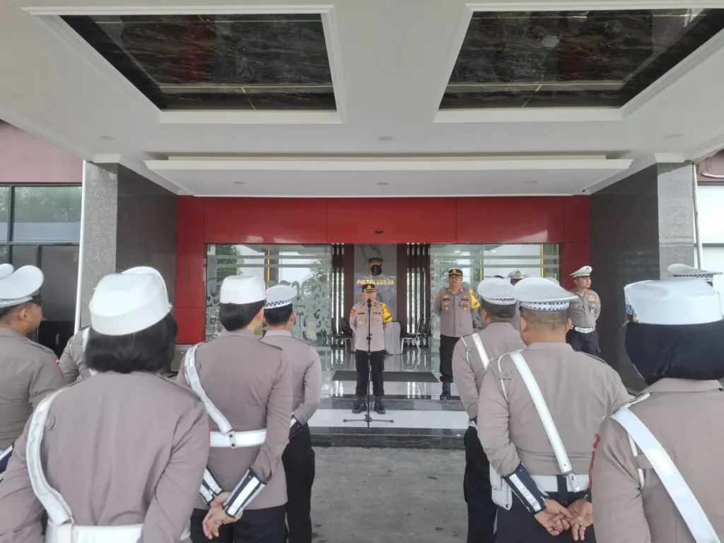 Polres Kukar melaksanakan apel pagi personel yang digelar di Lobby Mapolres Kukar pada Senin (23/03/2026).