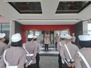 Polres Kukar melaksanakan apel pagi personel yang digelar di Lobby Mapolres Kukar pada Senin (23/03/2026).