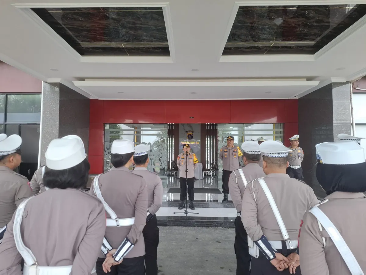 Polres Kukar melaksanakan apel pagi personel yang digelar di Lobby Mapolres Kukar pada Senin (23/03/2026).