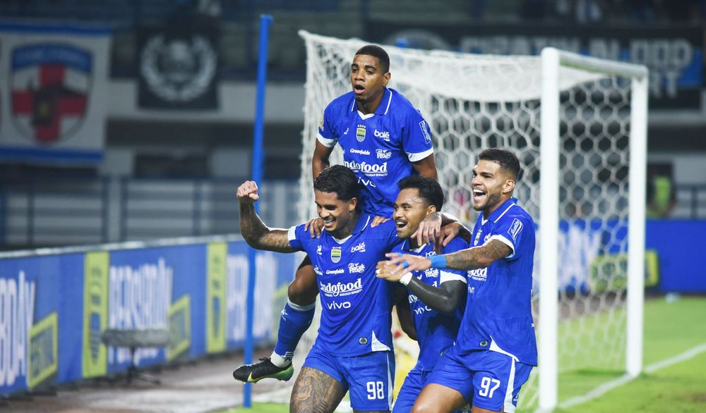 Persib Bandung saat mencatat kemenangan meyakinkan dengan skor 5-0 atas Madura United pada pertandingan pekan ke-23 Super League 2025/26 di Stadion Gelora Bandung Lautan Api (GBLA), Kamis, 26 Februari 2026. (foto : Persib.co.id)