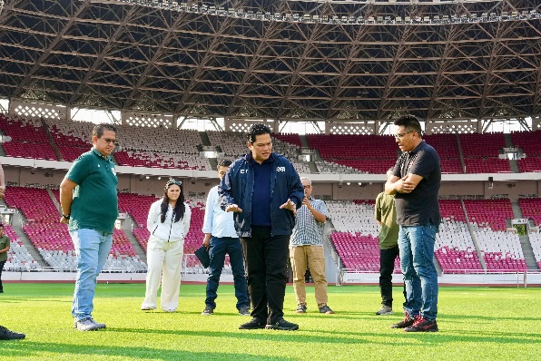 Menpora RI Erick Thohir meninjau kompleks Gelora Bung Karno (GBK), Senayan, Rabu (18/3) sore. (foto:Gilang/kemenpora.go.id)