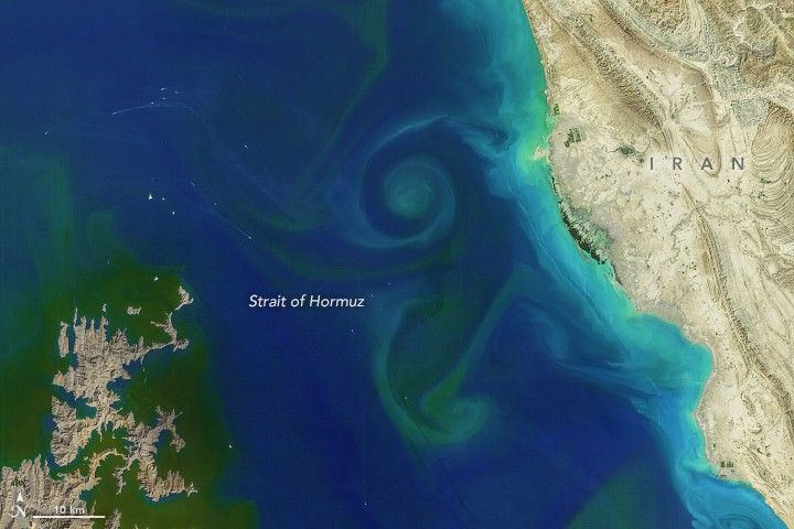 Ilustrasi gambar Selat Hormuz, jalur perairan sempit yang menjadi titik kunci distribusi energi dunia antara Teluk Oman dan Teluk Persia / AI