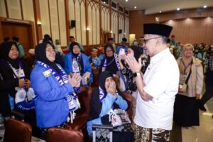 Menteri Haji dan Umrah Republik Indonesia, Mochamad Irfan Yusuf, secara resmi melepas keberangkatan kloter pertama jemaah haji Indonesia tahun 1447 H/2026 M asal Embarkasi Jakarta-Pondok Gede (JKG-01) di Asrama Haji Kelas I Jakarta pada Selasa (21/4/2026) malam.