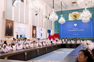 Sekitar seribu siswa yang berasal dari SMA Taruna Nusantara serta SMPN 39 Jakarta. mengunjungi Istana Kepresidenan Jakarta, Kamis 16 April 2026 (foto : BPMI Setpres)