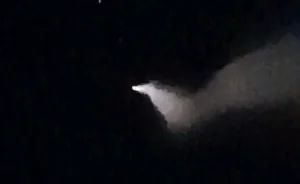 Kemunculan objek bercahaya di langit yang terlihat oleh masyarakat di langit Lampung, Kalimantan, Sulawesi, Bali, NTB, dan NTT sekitar pukul 18.40 WIB atau 19.40 WITA, pada Sabtu malam (11/04)