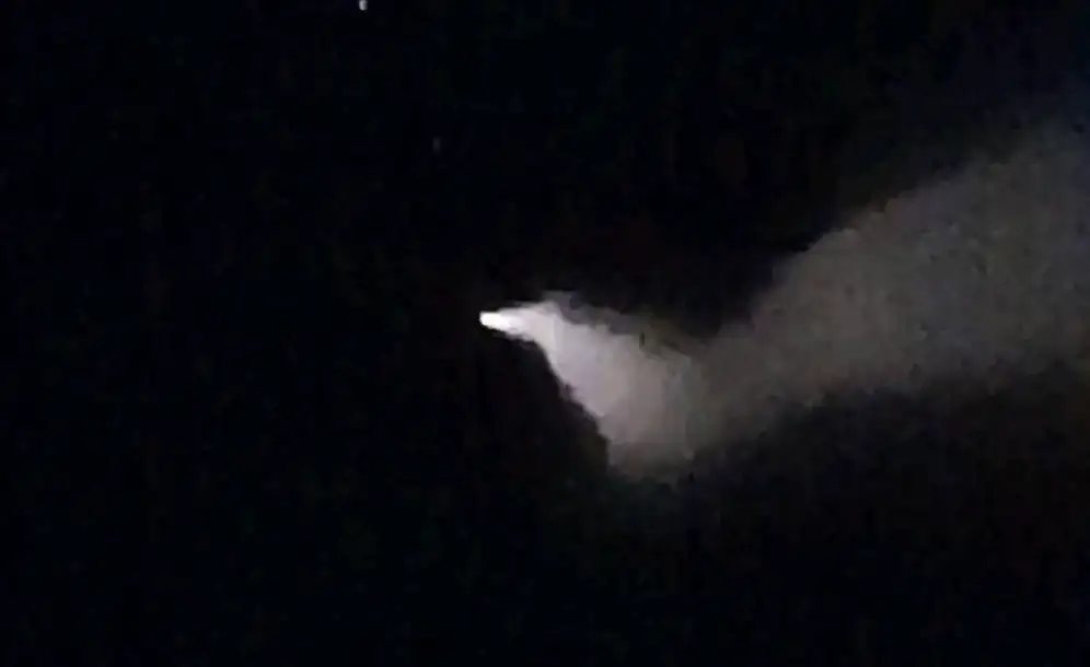 Kemunculan objek bercahaya di langit yang terlihat oleh masyarakat di langit Lampung, Kalimantan, Sulawesi, Bali, NTB, dan NTT sekitar pukul 18.40 WIB atau 19.40 WITA, pada Sabtu malam (11/04)