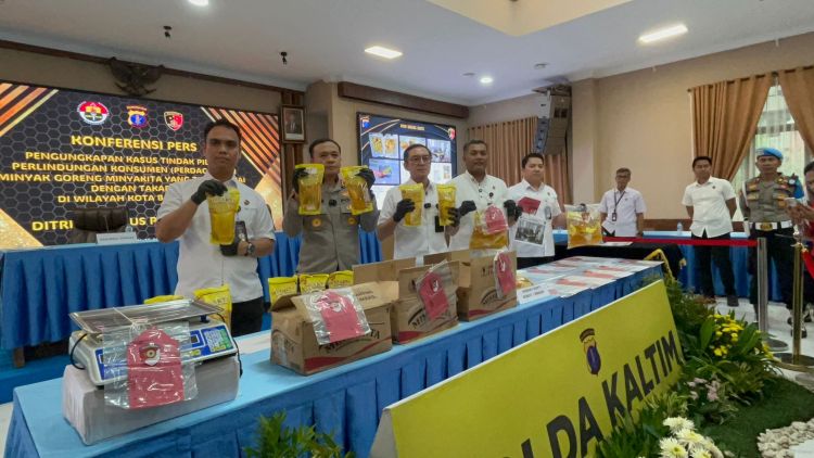 Barang bukti kemasan "Minyak Kita" yang diamankan Polda Kaltim (foto : Inibalikpapan/Samsul)